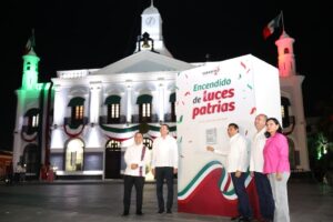 Javier May encabeza el encendido de luces patrias en Plaza de Armas de Villahermosa