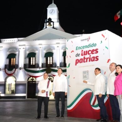 Javier May encabeza el encendido de luces patrias en Plaza de Armas de Villahermosa