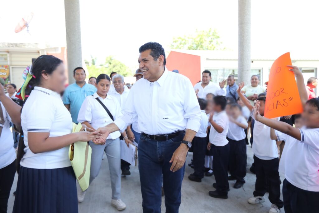Javier May saluda a estudiantes durante un recorrido de trabajo en una comunidad de Tabasco