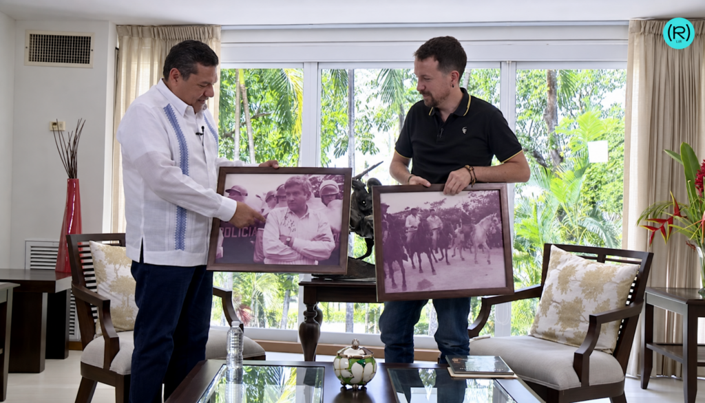 Javier May y Pablo Iglesias observan fotografías históricas de las movilizaciones políticas en Tabasco