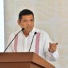 Javier May Rodríguez, gobernador de Tabasco, habla desde el podio durante su conferencia semanal sobre el segundo aniversario de su gobierno