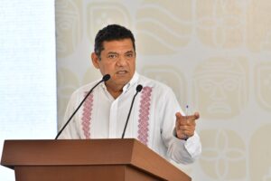 Javier May Rodríguez, gobernador de Tabasco, habla desde el podio durante su conferencia semanal sobre el segundo aniversario de su gobierno
