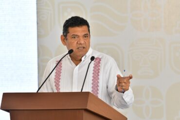 Javier May Rodríguez, gobernador de Tabasco, habla desde el podio durante su conferencia semanal sobre el segundo aniversario de su gobierno
