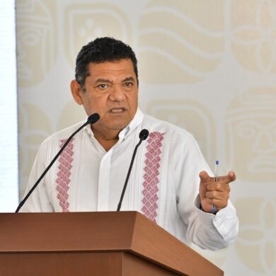Javier May Rodríguez, gobernador de Tabasco, habla desde el podio durante su conferencia semanal sobre el segundo aniversario de su gobierno
