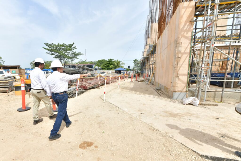 Javier May supervisa los trabajos de construcción del C5 Escudo Olmeca en Villahermosa