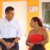 Javier May conversa con una beneficiaria durante la entrega de Viviendas para el Bienestar en Centro, Tabasco.