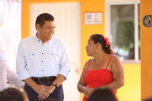 Javier May conversa con una beneficiaria durante la entrega de Viviendas para el Bienestar en Centro, Tabasco.