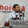 Jesús Selván García habla ante micrófonos de medios en una conferencia de prensa en la sede de Morena Tabasco