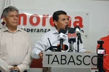 Jesús Selván García habla ante micrófonos de medios en una conferencia de prensa en la sede de Morena Tabasco