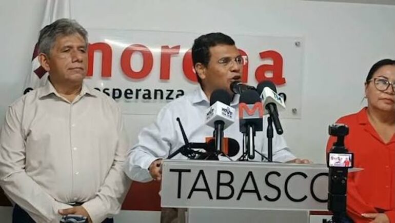Jesús Selván García habla ante micrófonos de medios en una conferencia de prensa en la sede de Morena Tabasco