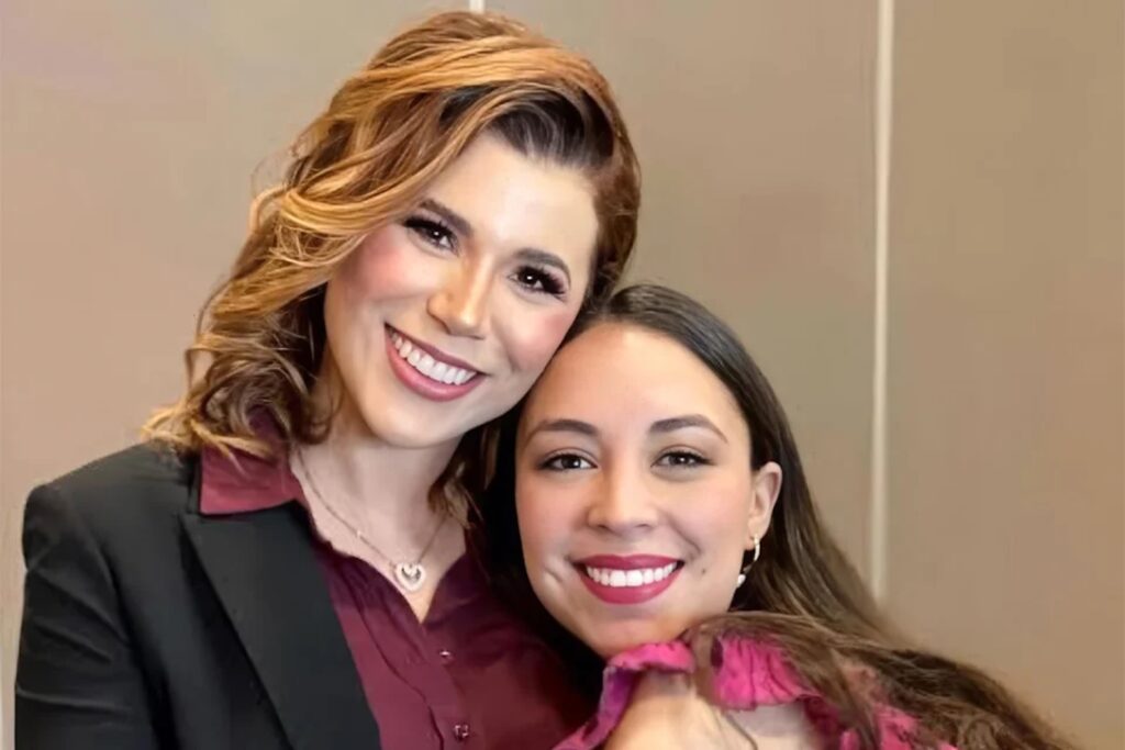 Julieta Ramírez posa junto a la gobernadora Marina del Pilar en Baja California.