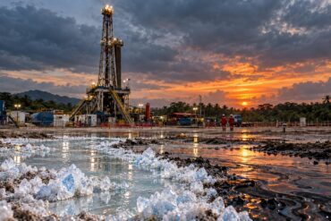 Torre petrolera en Tabasco frente a salmuera cristalizada en azul blanco que se funde visualmente con petróleo oscuro.