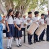 Lorena Méndez Denis entrega instrumentos para formar un grupo de tamborileros en una telesecundaria de Comalcalco