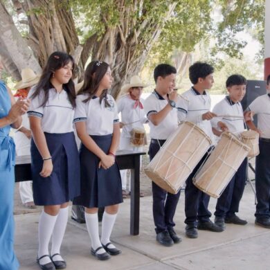 Lorena Méndez Denis entrega instrumentos para formar un grupo de tamborileros en una telesecundaria de Comalcalco