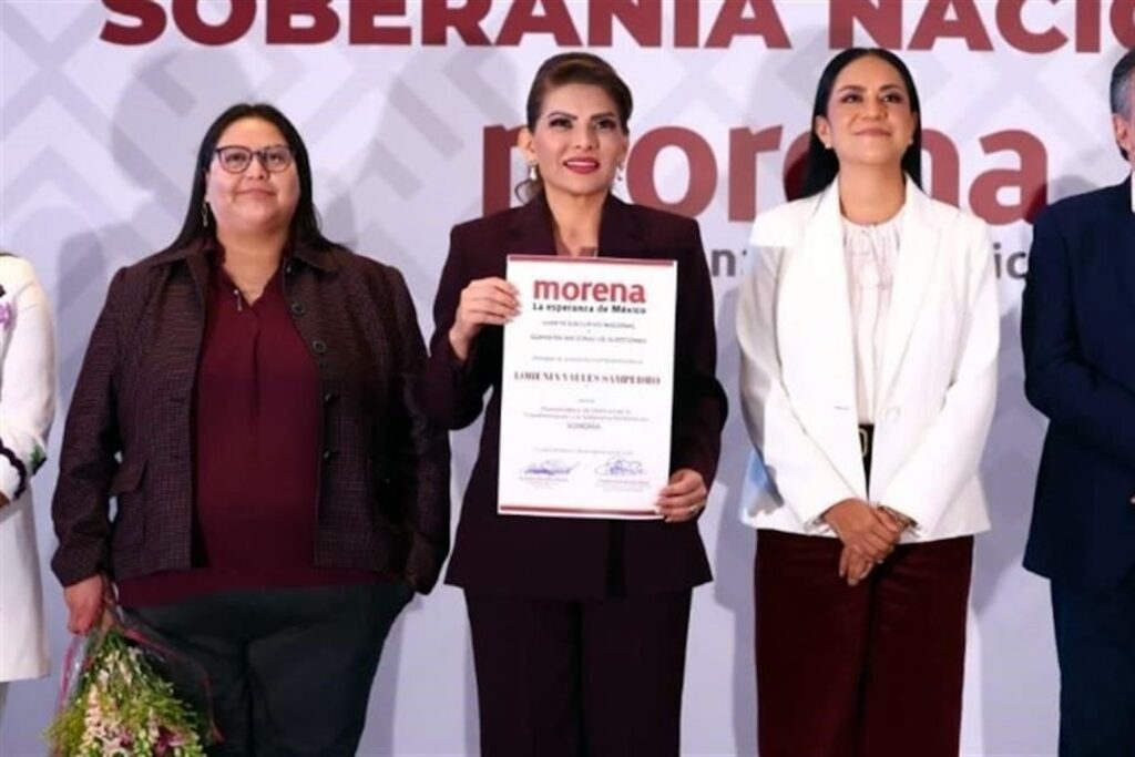 Lorenia Valles sostiene la constancia que la acredita como coordinadora de Morena en Sonora rumbo a 2027.