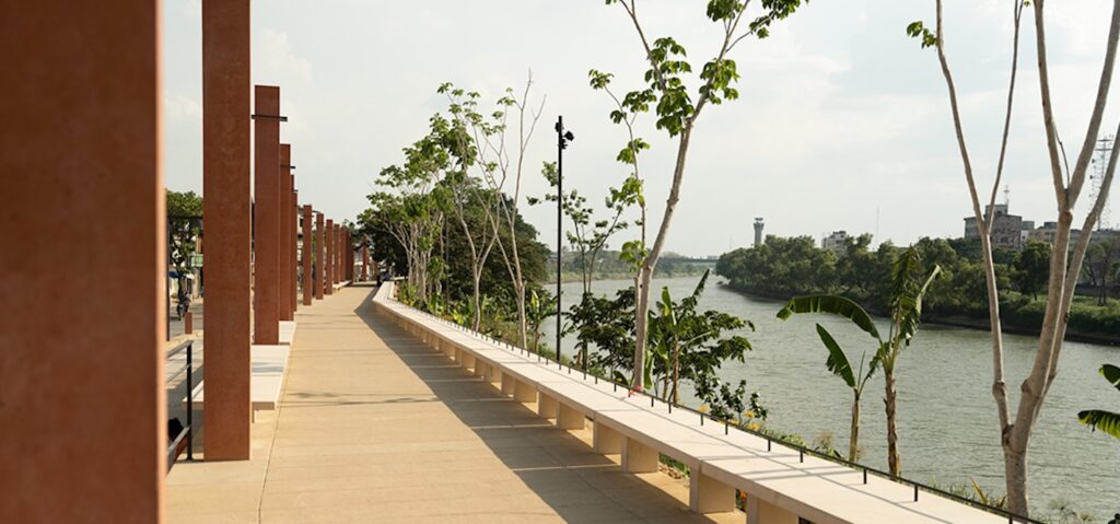 Columnas de acero corten del Malecón con vista al río Grijalva y el perfil de Villahermosa