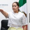 María Eliza Hernández Flores rinde protesta en primer plano, mientras Alfonso Baca aparece en una pantalla por su licencia temporal.