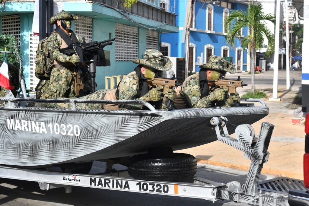 Elementos de la Marina Armada de México en formación de combate durante el desfile militar en Tabasco