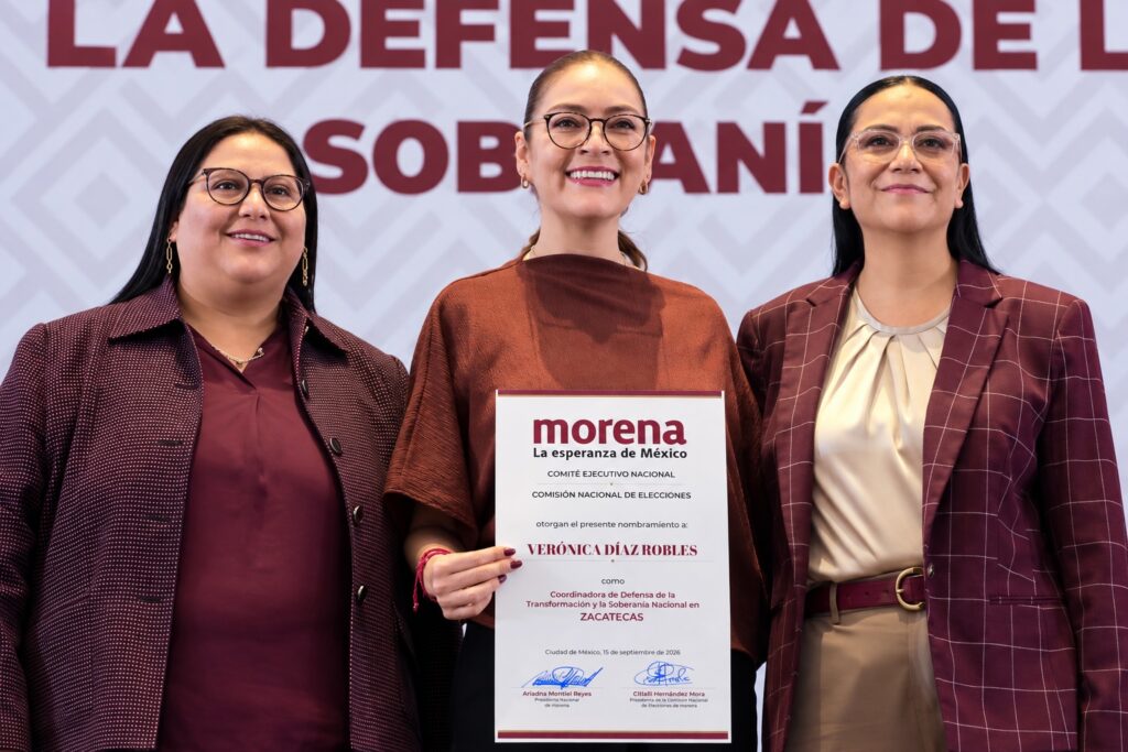 Dirigentes de Morena junto a la coordinadora designada en Zacatecas durante la entrega de constancia del proceso interno.