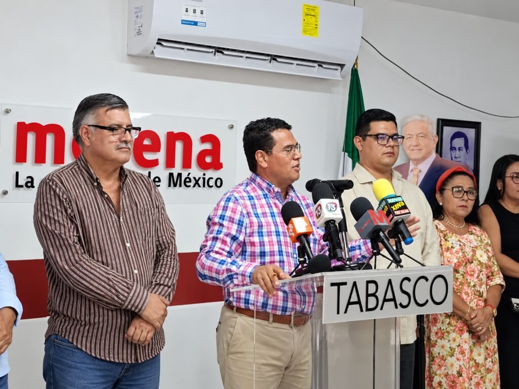 Dirigentes y militantes de Morena durante una conferencia de prensa en Tabasco sobre la organización interna del partido.