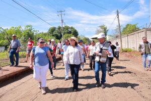 Yolanda Osuna Huerta supervisa obras de pavimentación en La Lima y El Manzano