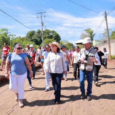 Yolanda Osuna Huerta supervisa obras de pavimentación en La Lima y El Manzano