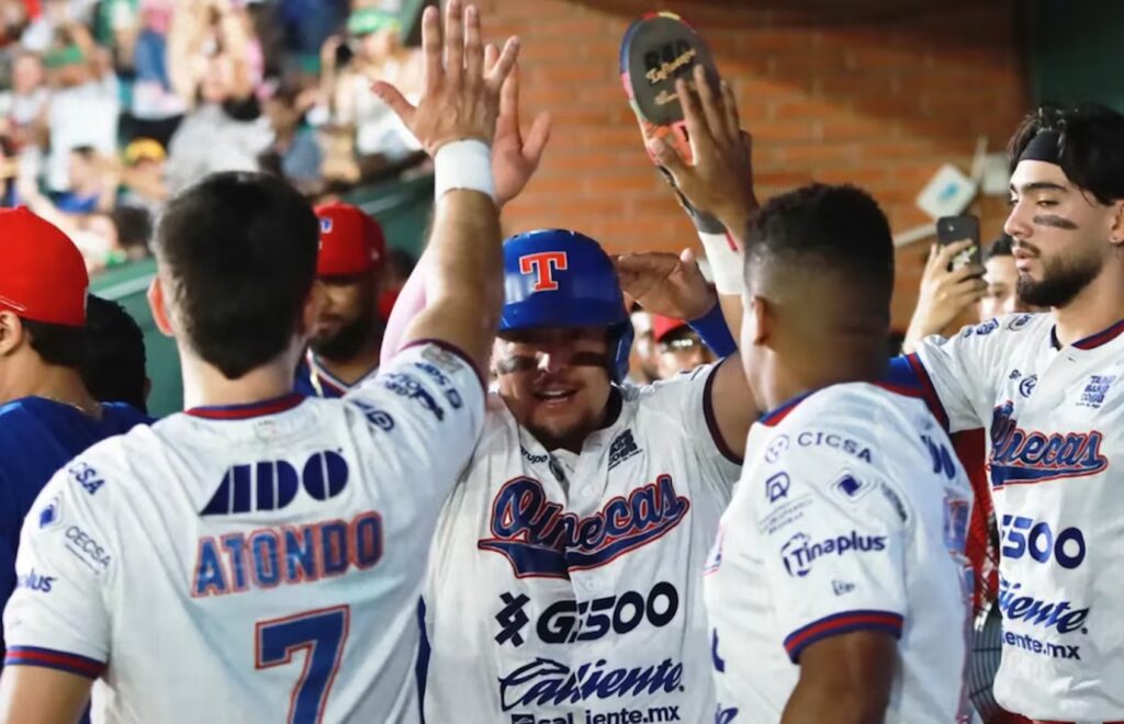 Peloteros de Olmecas de Tabasco celebran una carrera dentro del dugout durante la temporada 2026.