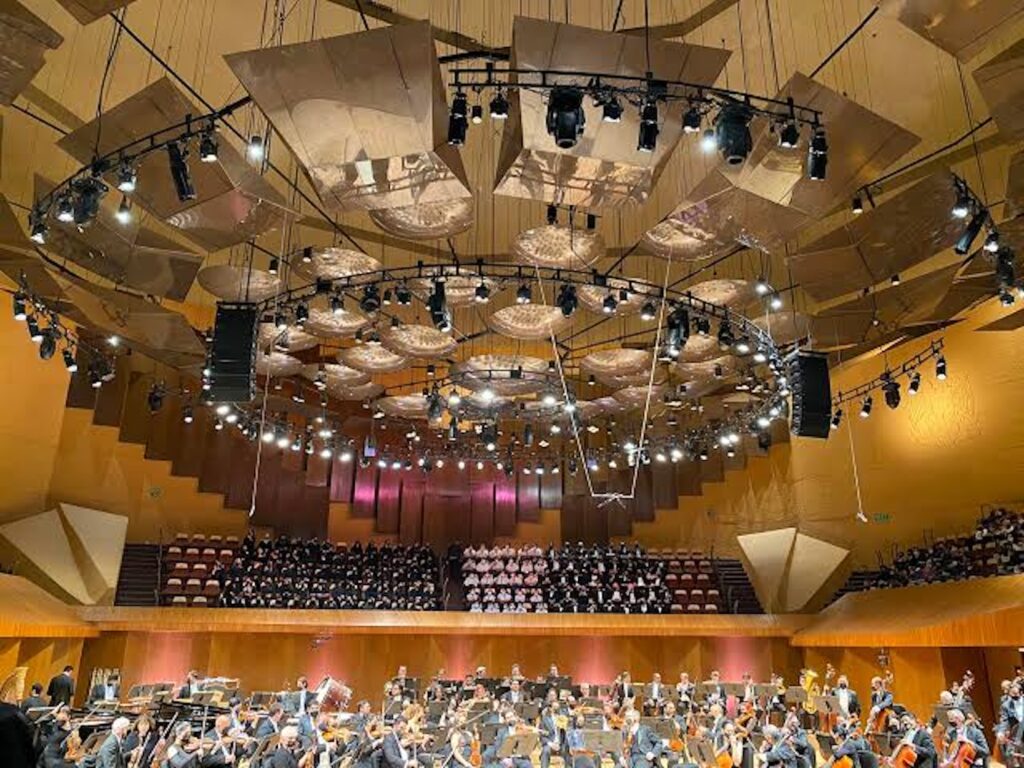 Orquesta en el escenario de la Sala Nezahualcóyotl con su sistema de iluminación