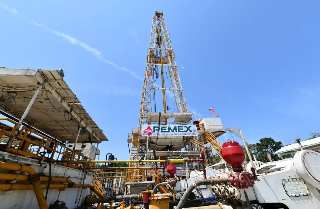 Torre de perforación de Pemex con letrero de la empresa, instalación petrolera en operación
