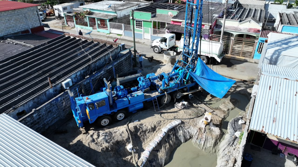 Equipo de perforación instalado para la construcción de un pozo de agua en Chiltepec, Paraíso