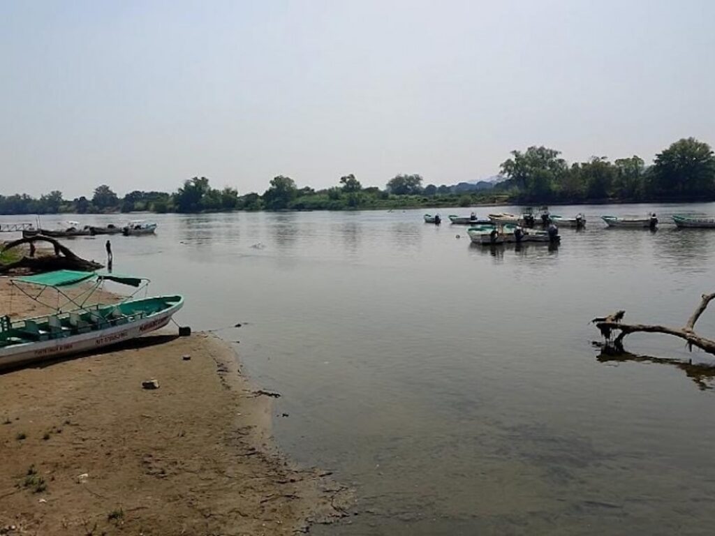 Embarcaciones permanecen sobre el río Grijalva mientras amplias zonas de la ribera quedan expuestas por el bajo nivel del agua.