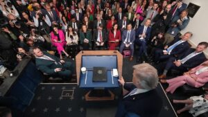 Donald Trump durante una conferencia de prensa en Washington en medio del conflicto con medios vetados de la Casa Blanca