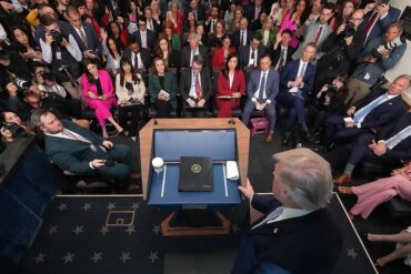 Donald Trump durante una conferencia de prensa en Washington en medio del conflicto con medios vetados de la Casa Blanca