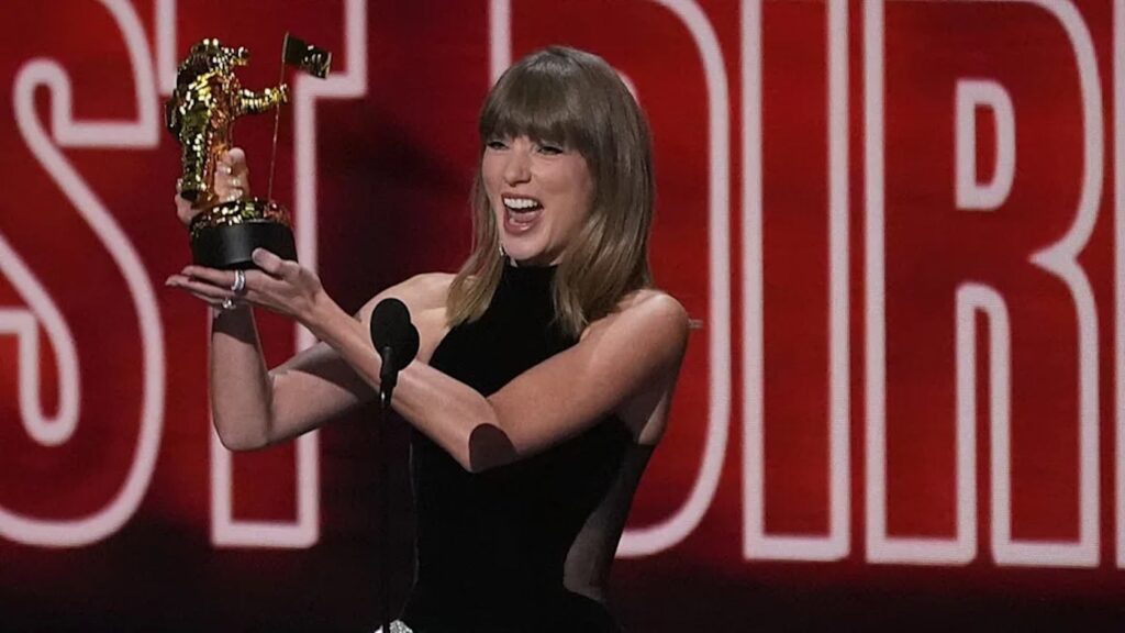 Artista sostiene un premio Moon Person durante los MTV Video Music Awards