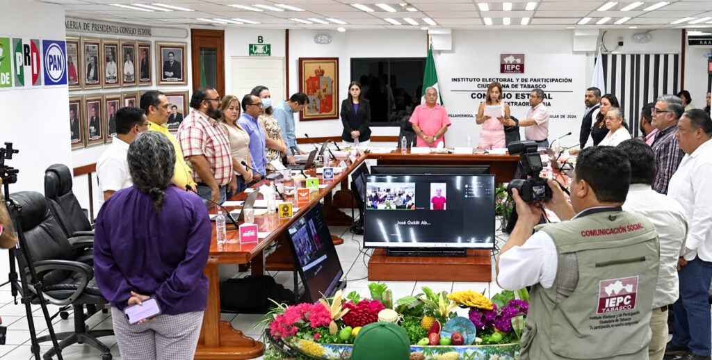 Integrantes del Consejo Estatal del IEPCT de pie durante una sesión en Villahermosa, con representantes de partidos y prensa