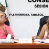 Elizabeth Nava Gutiérrez, presidenta del IEPCT, revisa documentos junto a Jorge Alberto Zavala Frías en sesión del Consejo Estatal