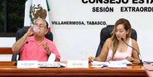 Elizabeth Nava Gutiérrez, presidenta del IEPCT, revisa documentos junto a Jorge Alberto Zavala Frías en sesión del Consejo Estatal