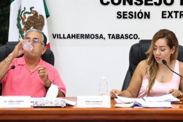 Elizabeth Nava Gutiérrez, presidenta del IEPCT, revisa documentos junto a Jorge Alberto Zavala Frías en sesión del Consejo Estatal