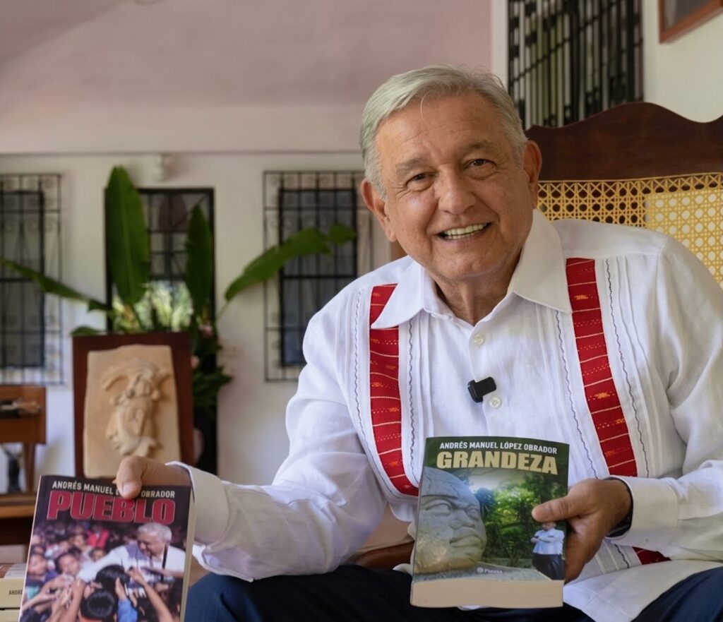 López Obrador muestra los libros Pueblo y Grandeza durante su aparición desde Palenque