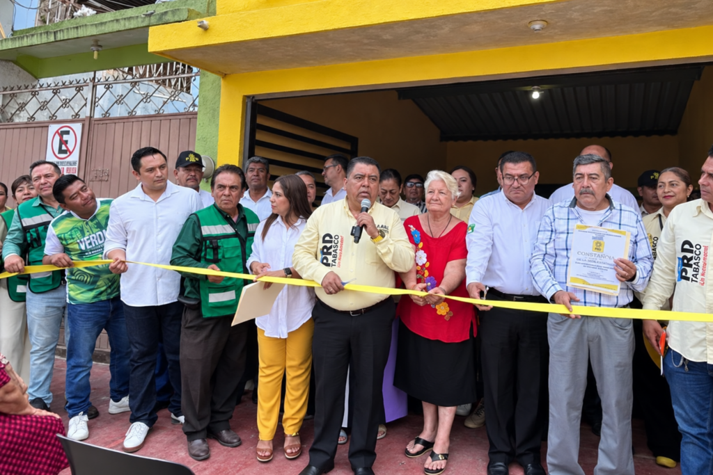 Rafael Acosta León habla durante la inauguración de la sede municipal del PRD en Cárdenas, acompañado por dirigentes y representantes políticos.