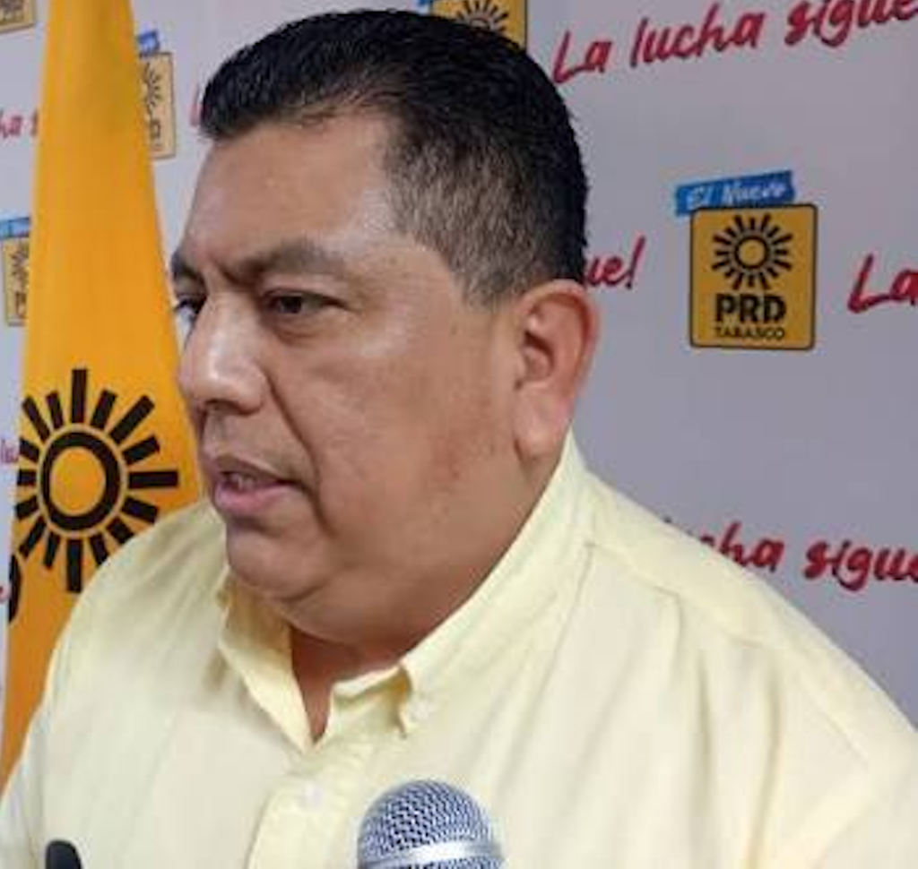 Rafael Acosta León, dirigente estatal del PRD Tabasco, durante una declaración ante medios de comunicación.