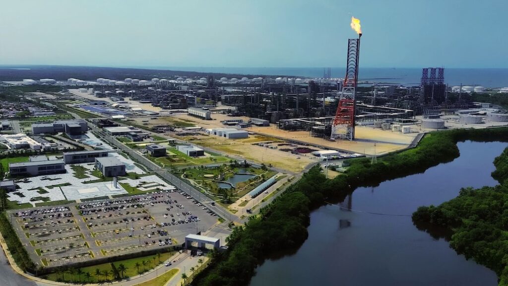 Vista aérea de la refinería Olmeca de Dos Bocas operando en Paraíso, Tabasco.
