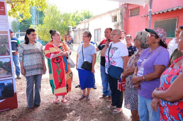 Yolanda Osuna Huerta durante el inicio de la rehabilitación del pozo profundo de agua entubada en Villa Macultepec, Centro