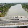 Vista aérea del río Grijalva a su paso por Villahermosa, con el puente en primer plano y niveles bajos de agua durante el periodo de estiaje.