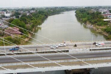 Vista aérea del río Grijalva a su paso por Villahermosa, con el puente en primer plano y niveles bajos de agua durante el periodo de estiaje.