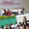 Roberto Ocaña Leyva y autoridades durante el acto de entrega de títulos y escrituras a centros educativos de Tabasco.