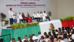 Roberto Ocaña Leyva y autoridades durante el acto de entrega de títulos y escrituras a centros educativos de Tabasco.