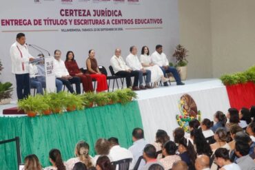 Roberto Ocaña Leyva y autoridades durante el acto de entrega de títulos y escrituras a centros educativos de Tabasco.