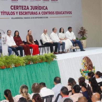 Roberto Ocaña Leyva y autoridades durante el acto de entrega de títulos y escrituras a centros educativos de Tabasco.