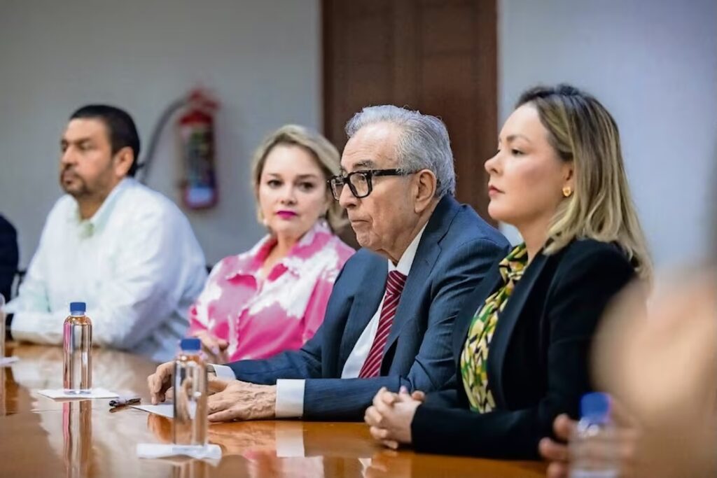 Rubén Rocha Moya encabeza una reunión durante su breve regreso al gobierno de Sinaloa.